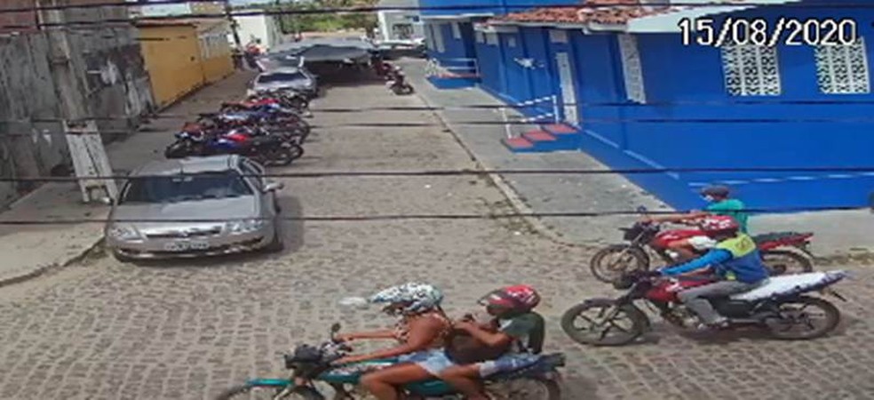 Casal é flagrado por câmeras de segurança furtando cabra em Sobrado, na Paraíba — Foto: Polícia Rodoviária Federal/Arquivo