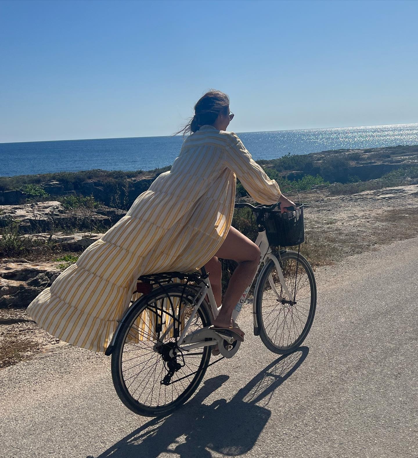 Patrícia Poeta curte passeio de bike de maiô (Foto: reprodução/ Instagram)