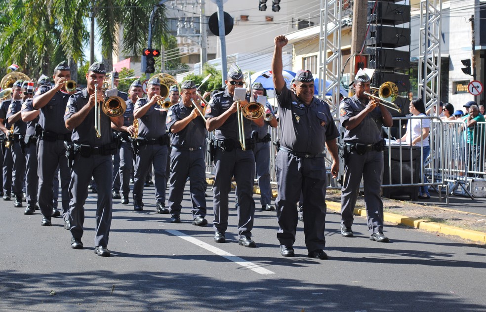 Banda Regimental de M&uacute;sica do CPI-8 durante um desfile c&iacute;vico em Presidente Prudente &mdash; Foto: Stephanie Fonseca/G1