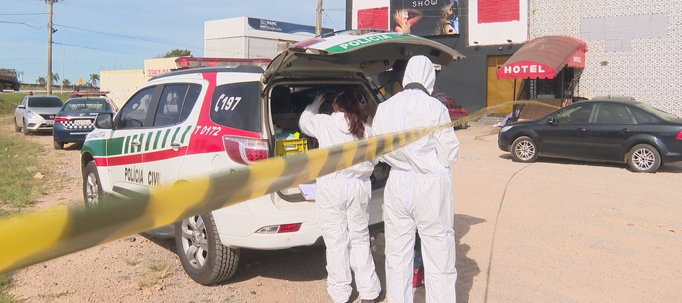 Dois homens são mortos a tiros em estacionamento no DF — Foto: TV Globo/Reprodução