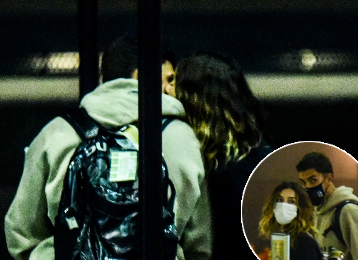 Giovanna Lancellotti e Gabriel David foram clicados aos beijos em aeroporto (Foto: Leo Franco / AgNews)