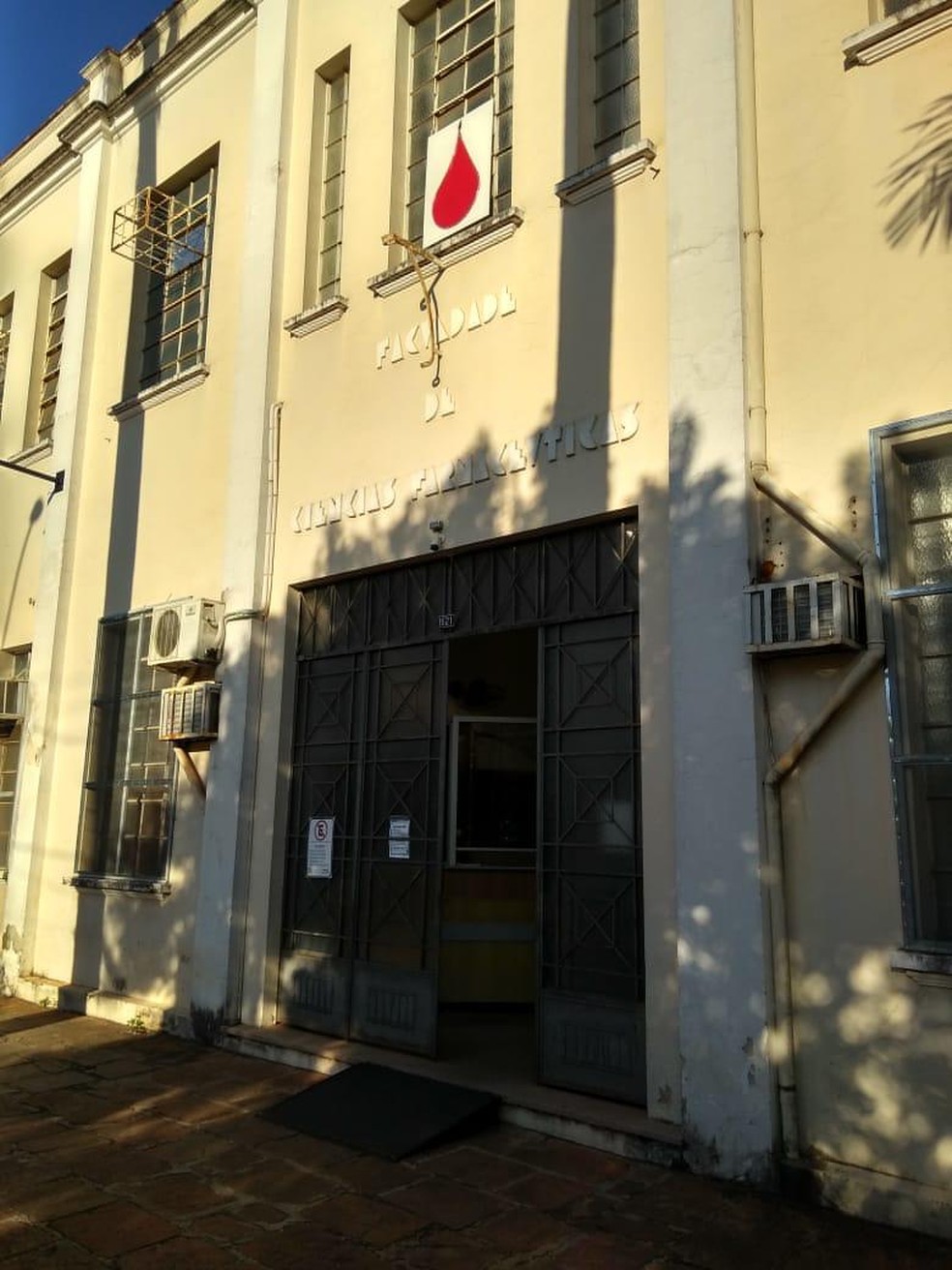 Alunos da Unesp de Araraquara arrecadam alimentos, roupas e itens de higiene pessoal em frente a Faculdade de Ci&ecirc;ncias Farmac&ecirc;uticas. &mdash; Foto: Silvia Lavras/Arquivo pessoal