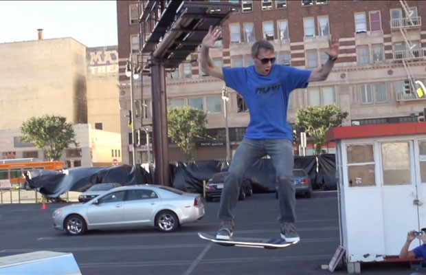 Em vídeo postado no YouTube, o skatista Tony Hawk flutua no skate voador HUVr. (Foto: Reprodução/Youtube.com)