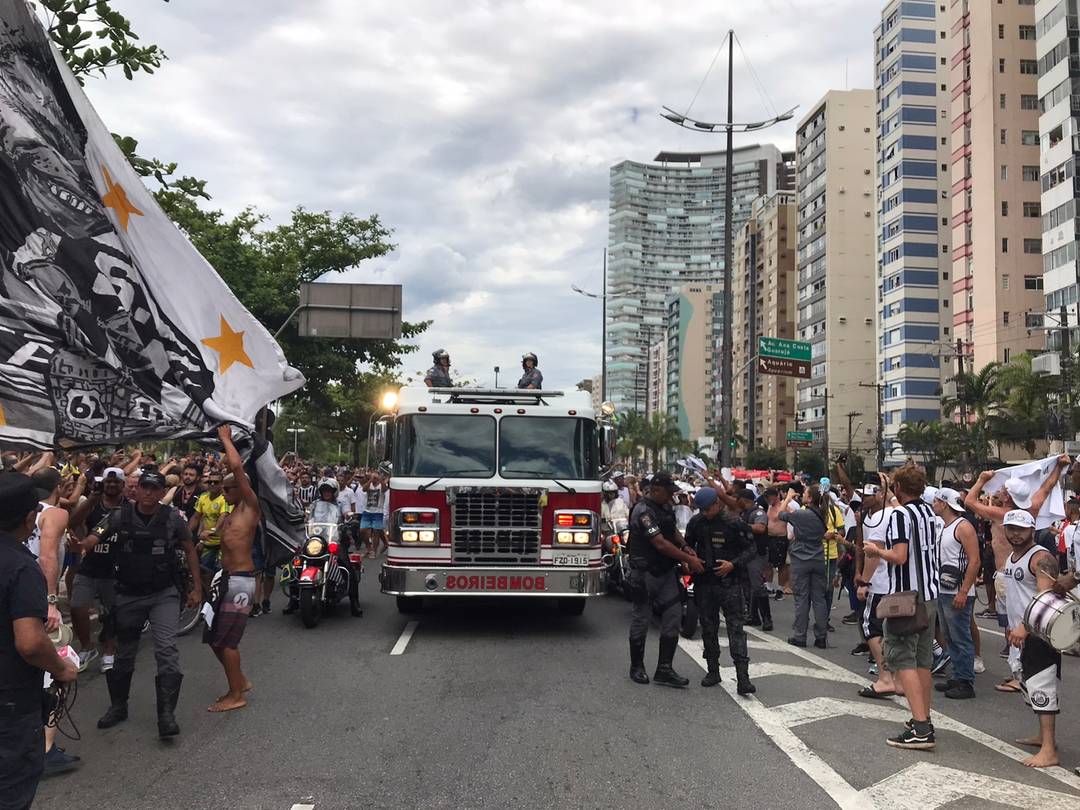 Cortejo passa em frente a praia em Santos