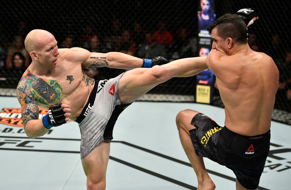 Josh Emmett acerta chute alto na guarda de Felipe Sertanejo em sua vitória no UFC Polônia (Foto: Getty Images)