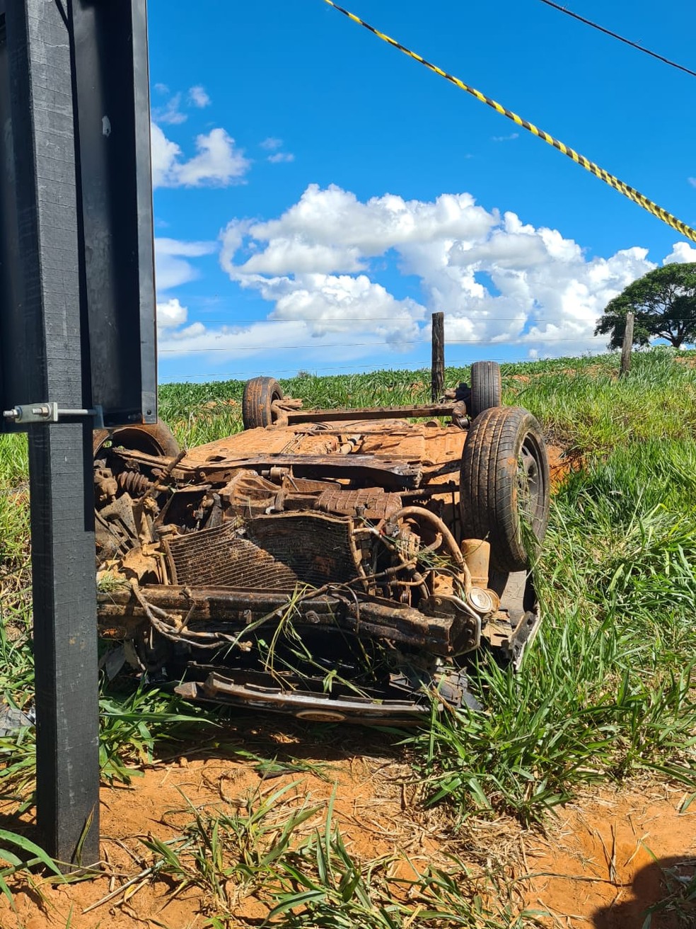 Carro capotou e motorista ficou preso nas ferragens em acidente entre Queiroz e Herculândia — Foto: João Trentini/Divulgação