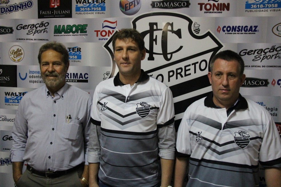 Ademir Chiari, Ricardo Costa e auxiliar Edmar da Costa, em apresentaÃ§Ã£o no Comercial â€” Foto: Leonardo Del Sant/DivulgaÃ§Ã£o/WSports
