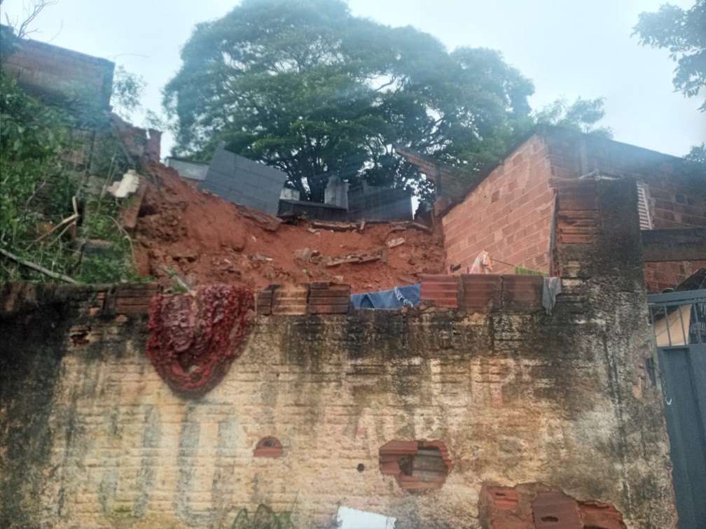 Após fortes em Teófilo Otoni, barranco cede e invade casa  — Foto: Redes sociais 