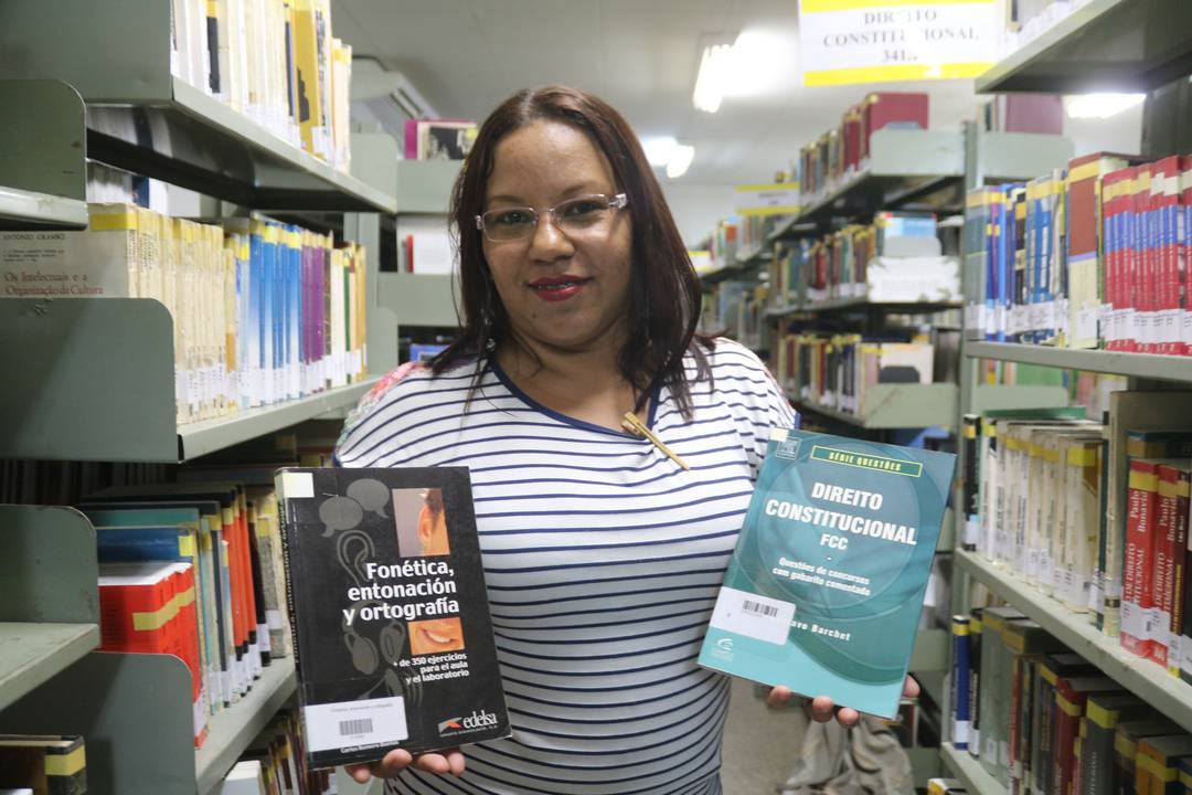 Sammia está dividida entre começar direito ou continuar o curso de licenciatura em letras/espanhol