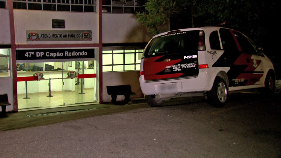 Suspeitos presos foram levados para delegacia (Foto: ReproduÃ§Ã£o/TV Globo)