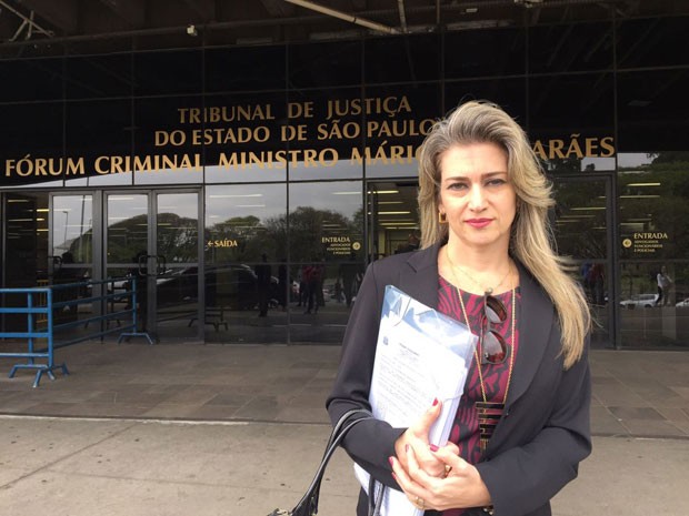 A advogada da jornalista, Ana Paula Cortez, na saída do Fórum da Barra Funda (Foto: Mariana Nogueira/G1)