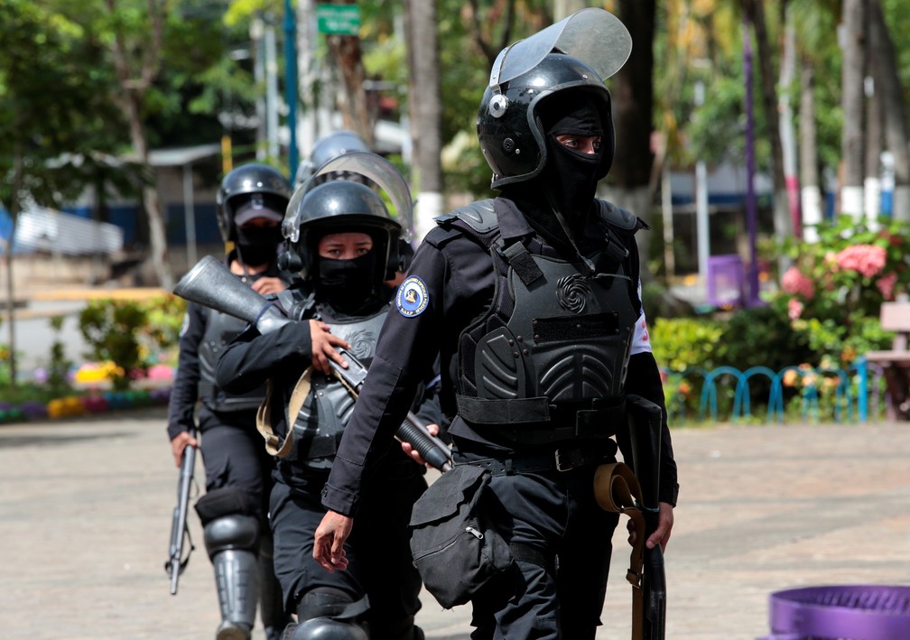 Membros das Forças Especiais da Nicarágua durante confronto com manifestantes contrários ao governo (Foto: Oswaldo Rivas/Reuters)