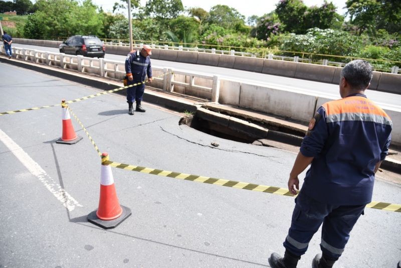 Ponte sobre o Rio Coxipó é interditada após deslizamento de terra em Cuiabá