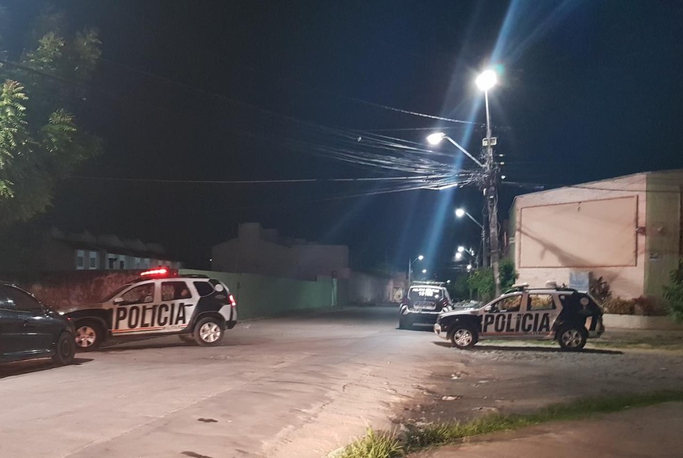Policiais estavam fazendo uma ronda na regiÃ£o do Bairro JosÃ© de Alencar quando foram atacados a tiros. â€” Foto: Rafaela Duarte/ Sistema Verdes Mares