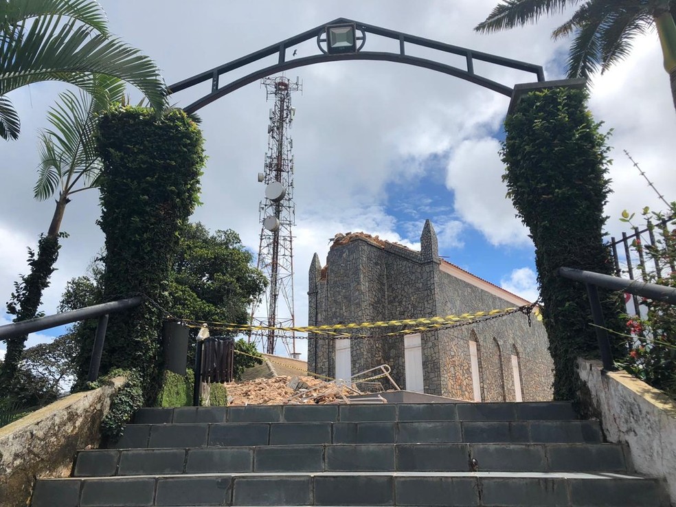 Um laudo serÃ¡ realizado para avaliar a estrutura da igreja apÃ³s o desabamento â€” Foto: Maristela GlÃ¡ucia/Sistema Verdes Mares