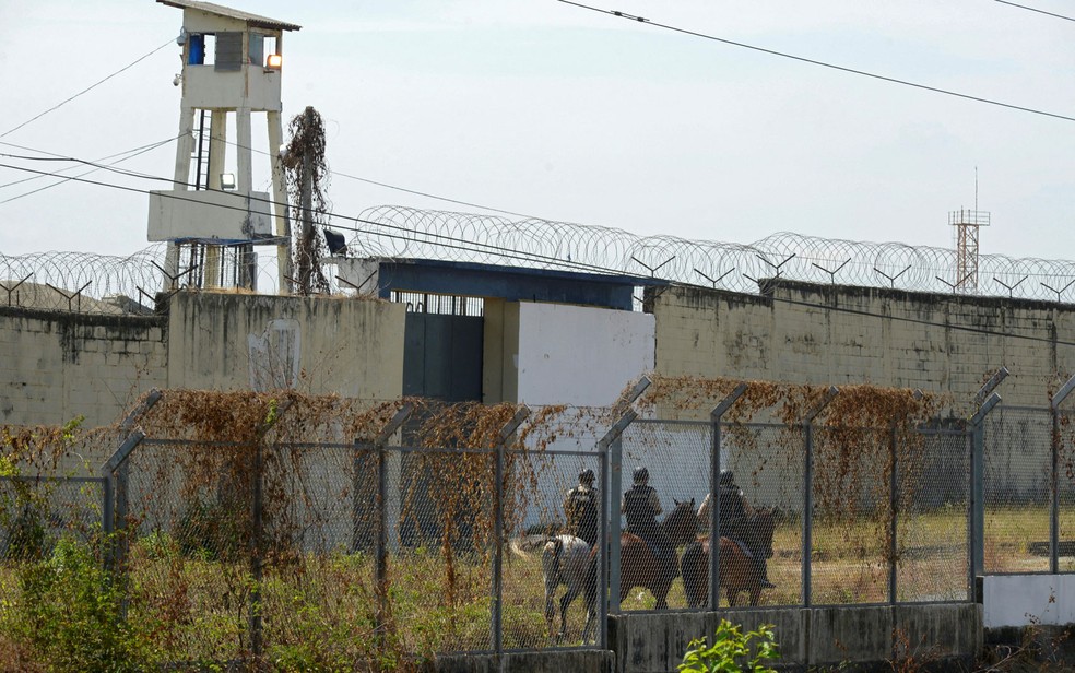 Polícia montada do lado de fora de penitenciária em Guayaquil, no Equador, na quarta-feira (29) — Foto: Fernando Mendez/AFP 