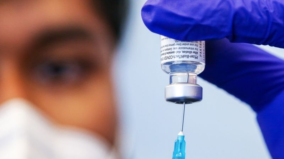Profissionais de saúde devem tomar a dose de reforço preferencialmente com o imunizante da Pfizer — Foto: Getty Images via BBC