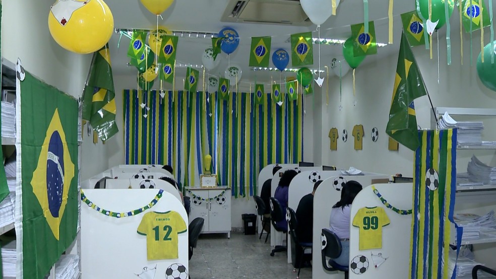 Setores administrativos do hospital também recebeu decoração de Copa — Foto: Reprodução/TV Gazeta