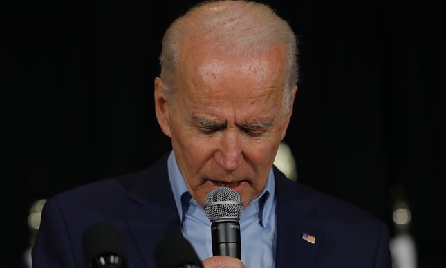 O candidato democrata Joe Biden discursa em evento de campanha em Iowa