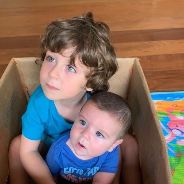 Noá e Inã, filhos de Alexandre Nero e Karen Brusttolin (Foto: Reprodução/Instagram)