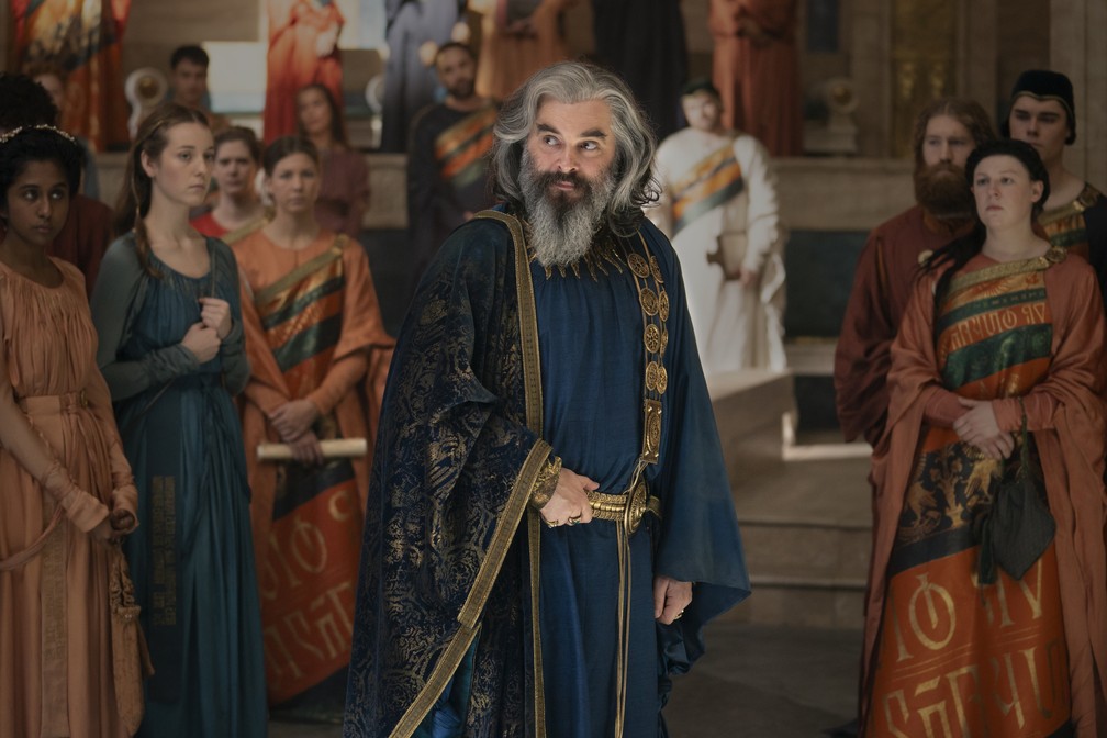 Trystan Gravelle, no centro, em cena de 'Os Anéis de Poder' — Foto: Divulgação/Prime Video
