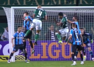 Grêmio falha nas bolas aéreas, e enfrenta líder de gols no mesmo quesito