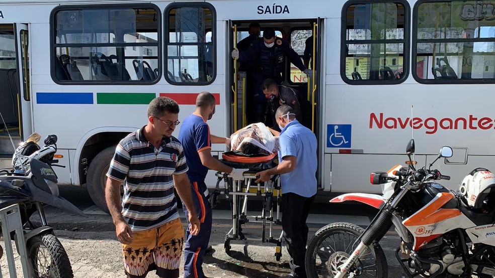 Duas mulheres ficaram feridas após ônibus passar em lombada, em João Pessoa — Foto: Walter Paparazzo/G1