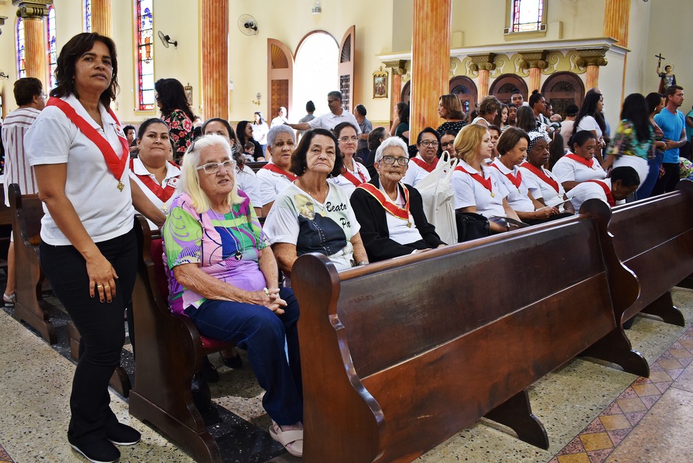 Visitantes de Baependi (MG) participam de missa em Três Pontas (MG) — Foto: Fernanda Rodrigues/G1