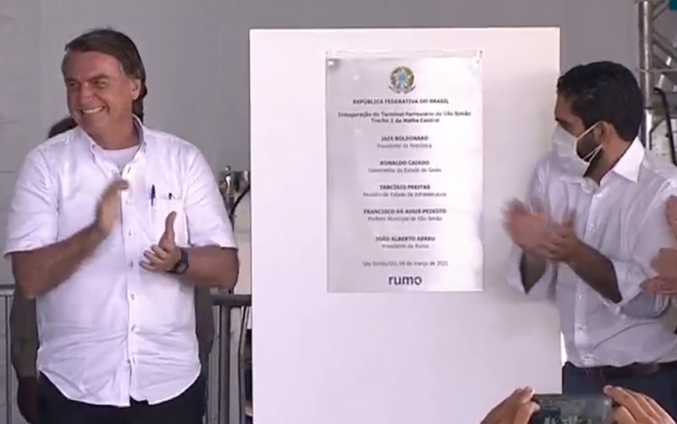 Presidente Jair Bolsonaro (sem partido) em inauguração de trecho da Ferrovia Norte-Sul em São Simão, Goiás — Foto: Reprodução/TBC
