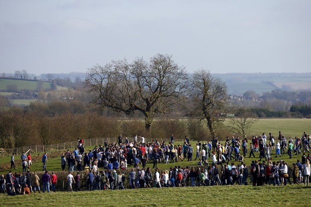 Dezenas de pessoas participaram do tradicional evento (Foto: Darren Staples/Reuters)