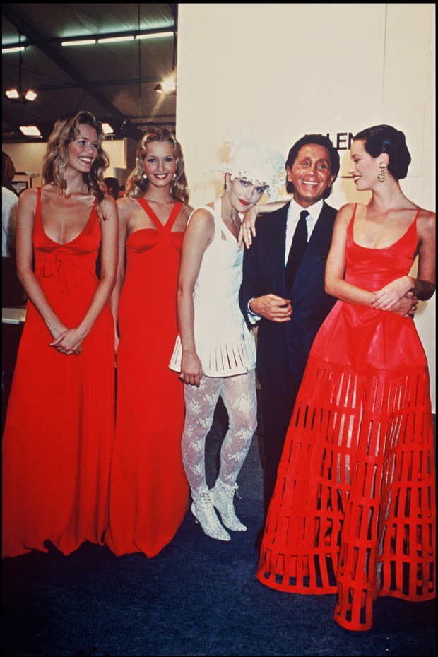 Sharon Stone - Claudia Schiffer - Karen Mulder - Christy Turlington - Bacstage - Valentino ready to wear fashion show spring summer 1994 collection in Paris. (Photo by Bertrand Rindoff Petroff/Getty Images) (Foto: Getty Images)