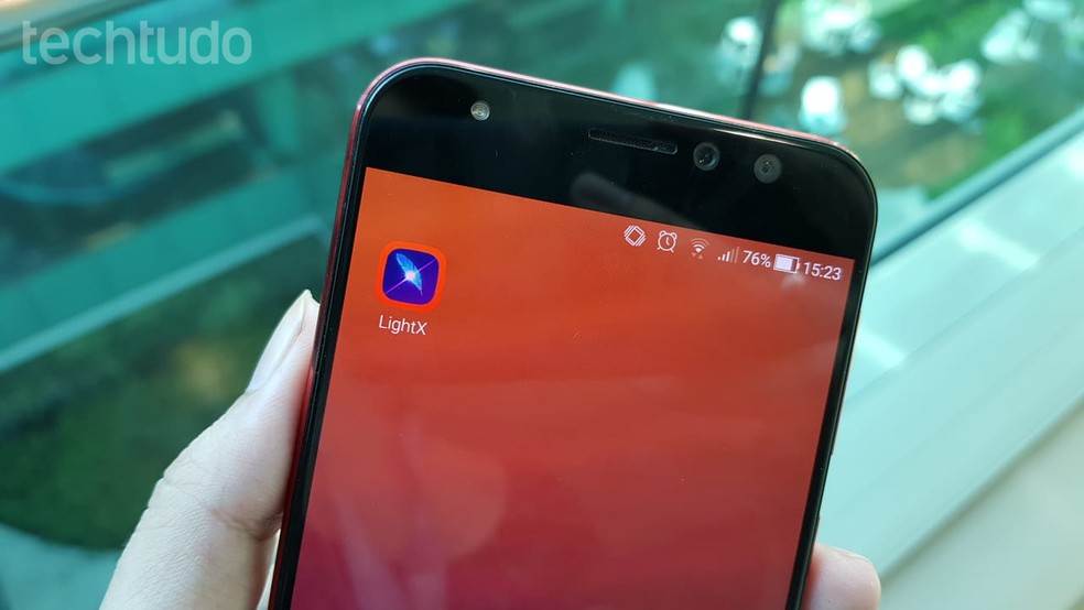 LightX tem diversos efeitos de edição para deixar as fotos com aparência profissional — Foto: Ana Marques/TechTudo