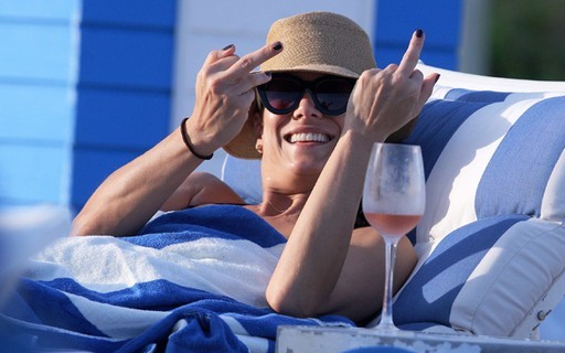 Kate Walsh faz gesto obsceno para paparazzi durante férias em Miami