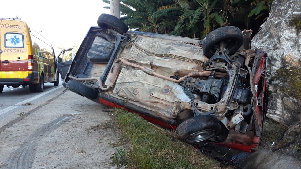 Motorista capota carro e bate em pedra na Rodovia Raposo Tavares em Mairinque (SP) — Foto: São Roque Notícias/Divulgação