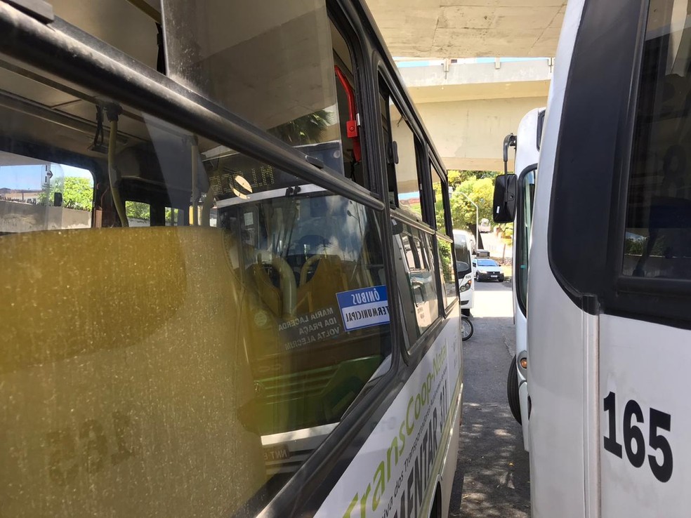 Paralisação de motoristas de alternativos interdita trânsito em Natal  — Foto: Ayrton Freire/Inter TV Cabugi