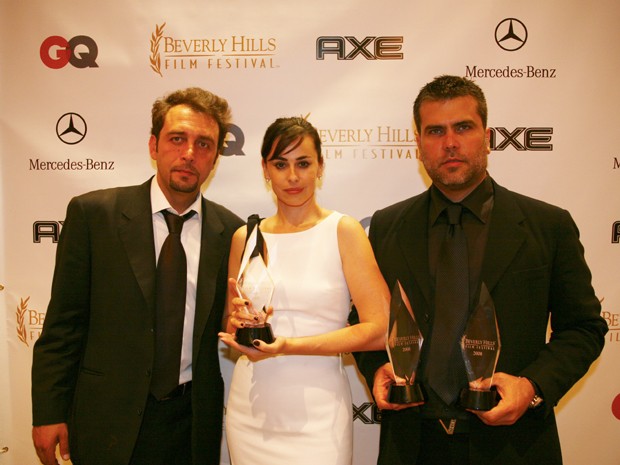 Nino Simone, Daniela Escobar e Frederico Lapenda recebem prêmio de melhor filme com 'Bad Guys' (Foto: Arquivo pessoal)