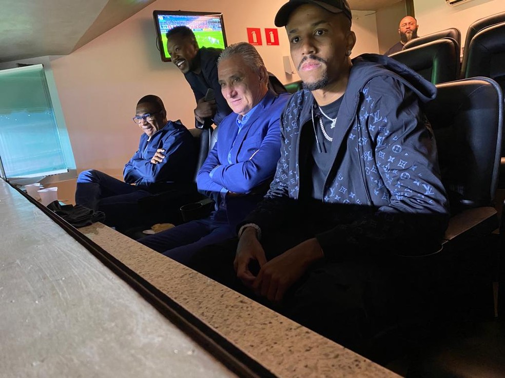 Tite acompanha São Paulo x Palmeiras ao lado de Militão no Morumbi