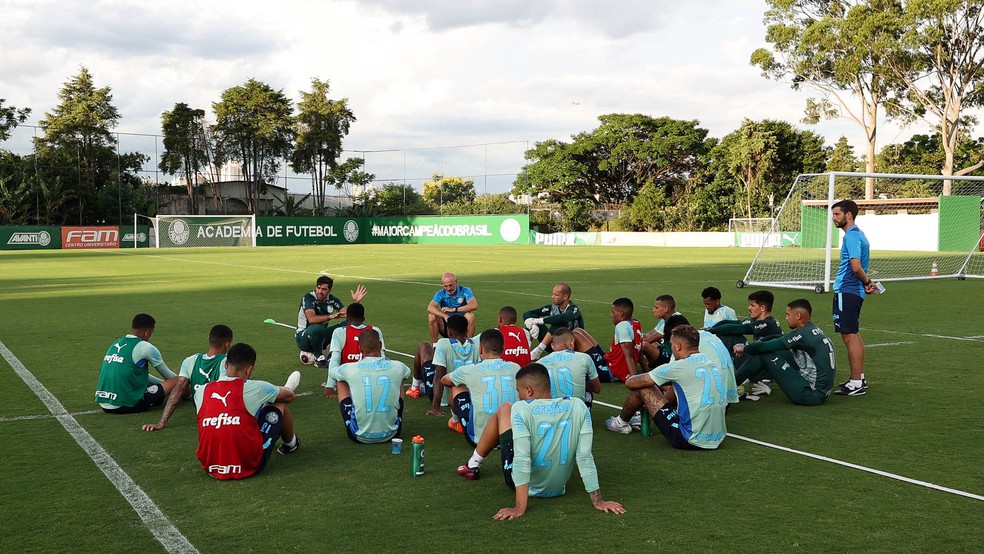 Abel Ferreira conversa com jogadores do Palmeiras antes de treino — Foto: Cesar Greco