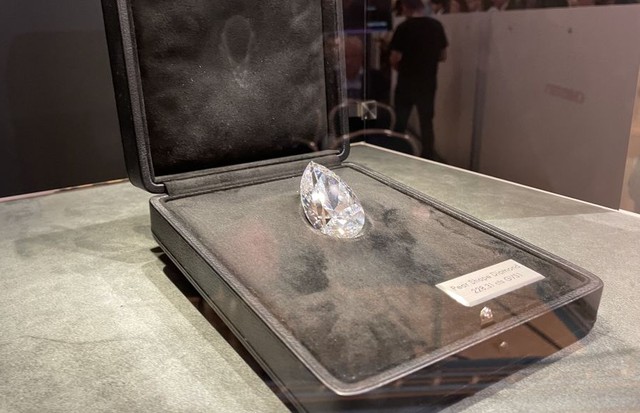 GENEVA, SWITZERLAND - MAY 11: World's largest diamond 'The Rock', which is 228,31 carat, is seen as it is sold for 18.7 Swiss francs ( 18.8 million US Dollars) at Christieâs auction house in Geneva, Switzerland on May 11, 2022. Business people, collectors (Foto: Anadolu Agency via Getty Images)