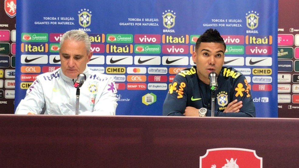Tite e Casemiro durante coletiva da Seleção em Praga — Foto: Alexandre Lozetti