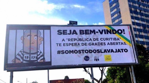 Movimentos anti-Lula espalham cartazes por Curitiba, dias antes de seu depoimento ao juiz Sérgio Moro (Foto: Reprodução/YouTube)