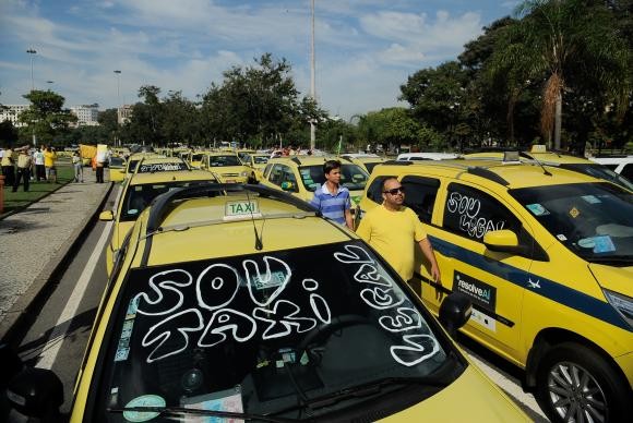 Em frente à prefeitura, um grupo de taxistas bloqueou o trânsito no Viaduto do Chá para protestar contra o Uber (Foto: Agência Brasil)