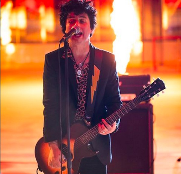 O músico Billy Joe Armstrong em show do Green Day (Foto: Instagram)