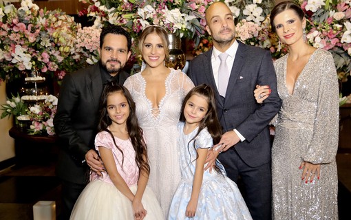 Noivos posa com Luciano Camargo, Flávia Fonseca e as gêmeas Isabella e Helena