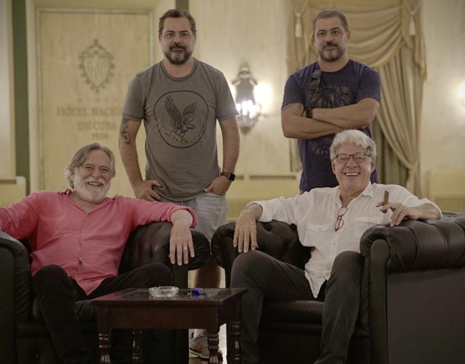 José de Abreu e Antônio Grassi posam com Diego e Pablo Müller no Hotel Nacional de Cuba, em Havana