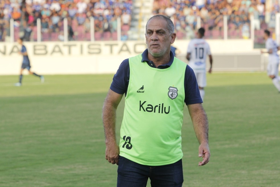 Suspenso pelo STJD, Celso Teixeira nÃ£o poderia ter comandado o Treze na partida contra o ConfianÃ§a â Foto: Osmar Rios / GloboEsporte.com