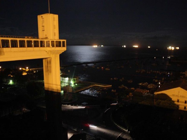 Na cidade de Salvador a falta de energia deixou as vias e os pontos turísticos às escuras iluminados somente pela lua (Foto: Vaner Casaes/BAPRESS/Estadão Conteúdo)