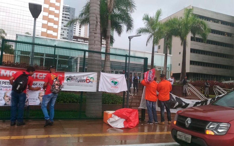 Mobilização também ocorre na sede da Petrobrás, na Pituba (Foto: Juliana Almirante / G1)