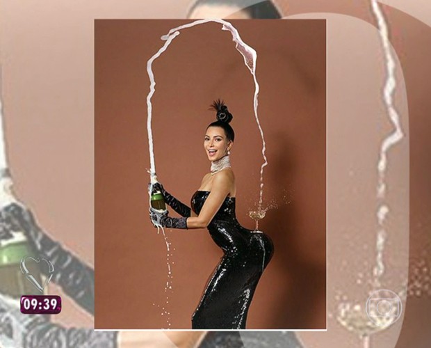 Kim Kardashian equilibra taça de champanhe no bumbum (Foto: Reprodução/TV Globo)