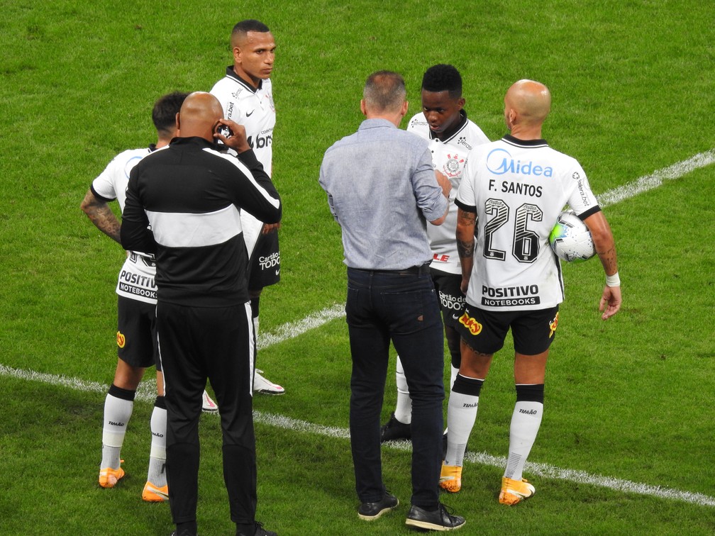 Recomposição e linha de quatro: os ingredientes táticos que fizeram o Corinthians vencer o líder